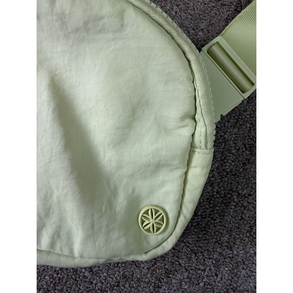 Gaiam Waist Pack  Crossbody Belt Bag Fanny Pack NWT - Picture 2 of 5